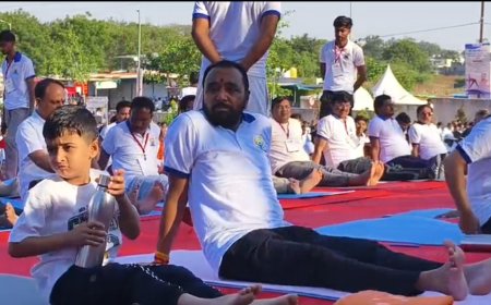 लोणार येथे हजारो योग अभ्यासकांचा विक्रम; त्रिकोणासन करत ‘एशिया बुक’मध्ये नोंद