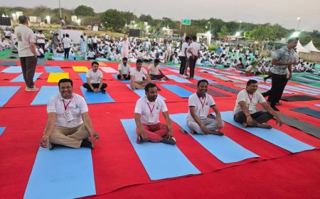 लोणार येथे हजारो योग अभ्यासकांचा विक्रम; त्रिकोणासन करत ‘एशिया बुक’मध्ये नोंद