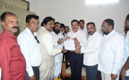 नाशिक ओझर विमानतळाला कर्मवीर दादासाहेब गायकवाड यांचे नाव देण्याची मागणी; मंत्री गिरीश महाजन यांना निवेदन