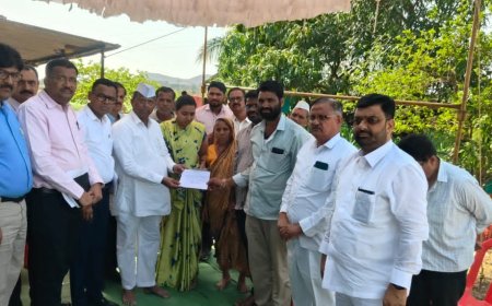 मंत्री नरहरी झिरवाळ यांच्याकडून दरगोडे कुटुंबाचे सांत्वन; ४५ लाखांचा धनादेश सुपूर्द