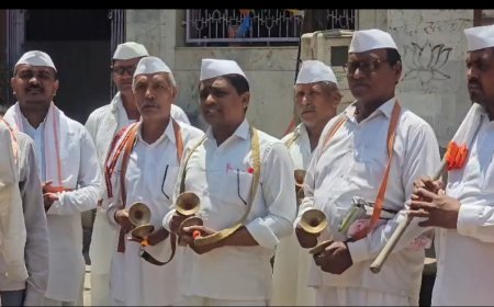 शरद पवार यांच्या वक्तव्यावर बुलढाण्यात वारकरी आक्रमक; भजन करत आंदोलन, पुतळा जाळून निषेध