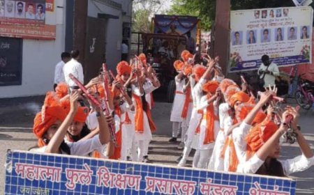 शेगावात महात्मा फुले जयंतीनिमित्त भव्य शोभायात्रा; विद्यार्थ्यांचे पथनाट्य आणि लेझीमने रंगत