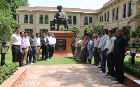 राजधानीत महात्मा फुले जयंतीनिमित्त अभिवादन; महाराष्ट्र सदनात पुष्पांजली अर्पण