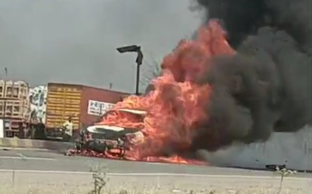 राष्ट्रीय महामार्गावर कार-दुचाकी अपघातानंतर भीषण आग; तीन जण गंभीर जखमी