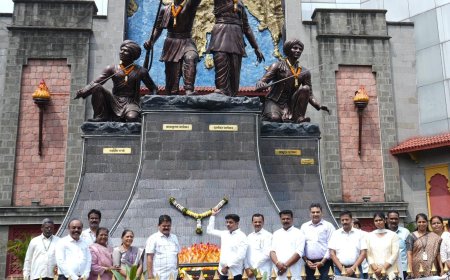 पिंपरी-चिंचवड महापालिकेकडून क्रांतीवीर दामोदर हरी चापेकर स्मृतिदिनानिमित्त अभिवादन
