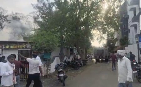 शेगावमध्ये माने चौपाटीवर भीषण आग; सिलेंडरचे दोन स्फोट, परिसरात घबराट