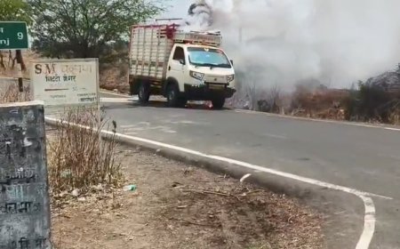 धडधडत्या उन्हात फटाक्यांच्या गाडीला भीषण आग; सुदैवाने मोठी जीवितहानी टळली