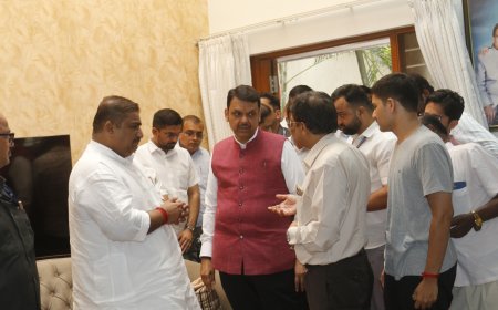 मुख्यमंत्री देवेंद्र फडणवीस यांनी आमदार राहुल ढिकले कुटुंबियांचे सांत्वन केले