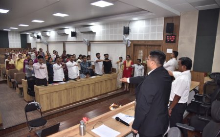 प्रशासकीय कामकाजात संवेदनशीलता आणि प्रामाणिकपणा जपा; सेवा हक्क दिनी जिल्हाधिकारी डॉ. विजय राठोड यांचे आवाहन