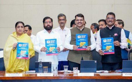 अमराठी चालकांसाठी ‘व्यवहारिक मराठी’ उपक्रम; मुख्यमंत्री देवेंद्र फडणवीस यांच्या हस्ते मार्गदर्शक पुस्तिकेचे प्रकाशन