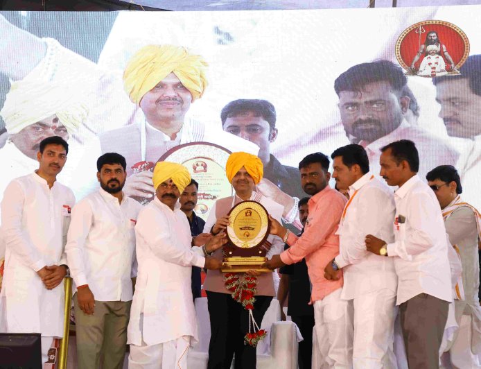 देवेंद्र फडणवीस यांची गहिनीनाथ गडाच्या विकासासाठी कटिबद्धता; नारळी सप्ताह भक्तिमय वातावरणात संपन्न