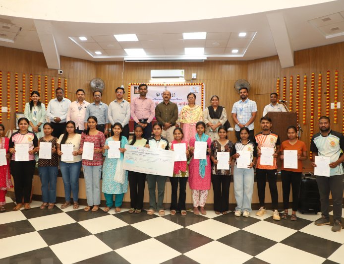 डॉ. बाबासाहेब आंबेडकर सामाजिक समता सप्ताहानिमित्त कोल्हापुरात लाभार्थ्यांना साहित्य वाटप