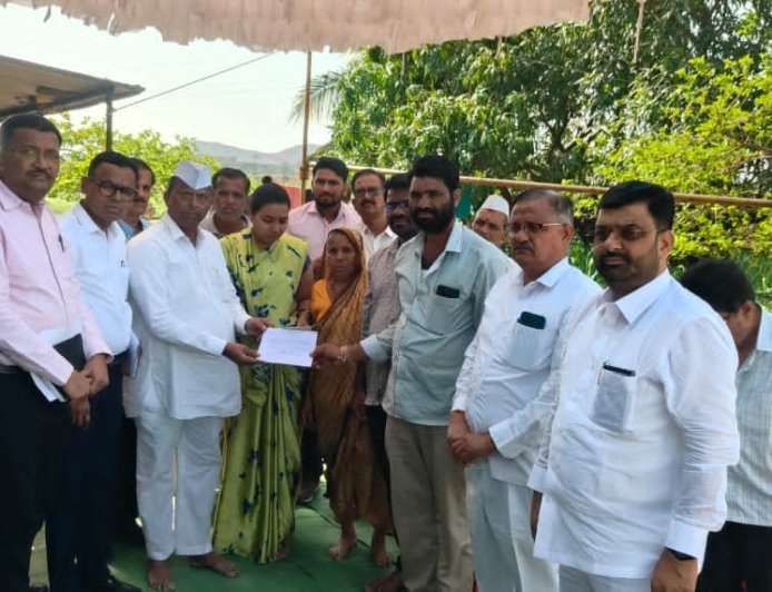 मंत्री नरहरी झिरवाळ यांच्याकडून दरगोडे कुटुंबाचे सांत्वन; ४५ लाखांचा धनादेश सुपूर्द