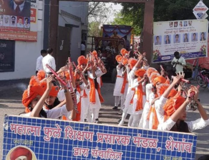 शेगावात महात्मा फुले जयंतीनिमित्त भव्य शोभायात्रा; विद्यार्थ्यांचे पथनाट्य आणि लेझीमने रंगत
