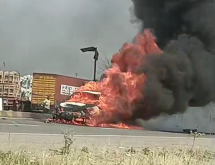 राष्ट्रीय महामार्गावर कार-दुचाकी अपघातानंतर भीषण आग; तीन जण गंभीर जखमी