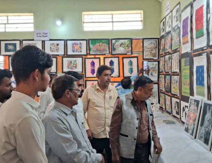 रवींद्रनाथ टागोर चित्रकला महाविद्यालयात विद्यार्थ्यांच्या कलागुणांचा देखणा आविष्कार