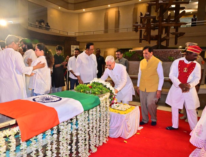 ज्येष्ठ गायिका आशा भोसले यांचे निधन; राज्यभरातून श्रद्धांजली, शासकीय इतमामात अंत्यसंस्कार