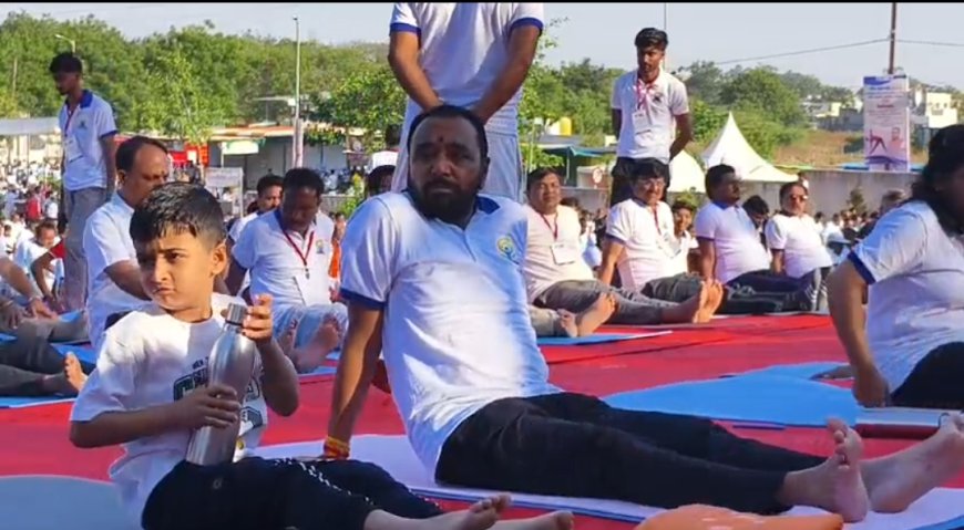 लोणार येथे हजारो योग अभ्यासकांचा विक्रम; त्रिकोणासन करत ‘एशिया बुक’मध्ये नोंद