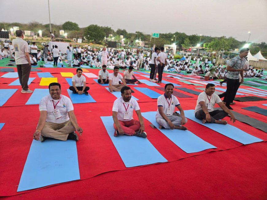 लोणार येथे हजारो योग अभ्यासकांचा विक्रम; त्रिकोणासन करत ‘एशिया बुक’मध्ये नोंद