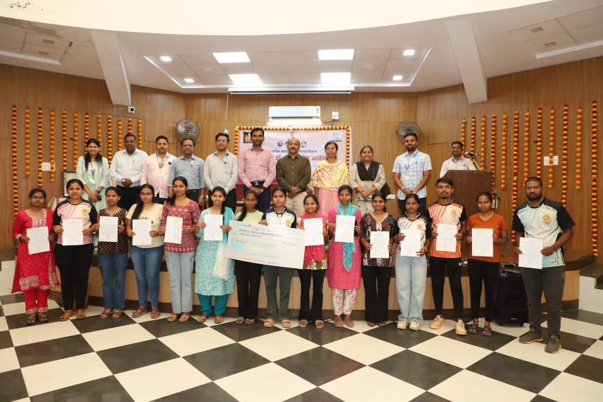 डॉ. बाबासाहेब आंबेडकर सामाजिक समता सप्ताहानिमित्त कोल्हापुरात लाभार्थ्यांना साहित्य वाटप