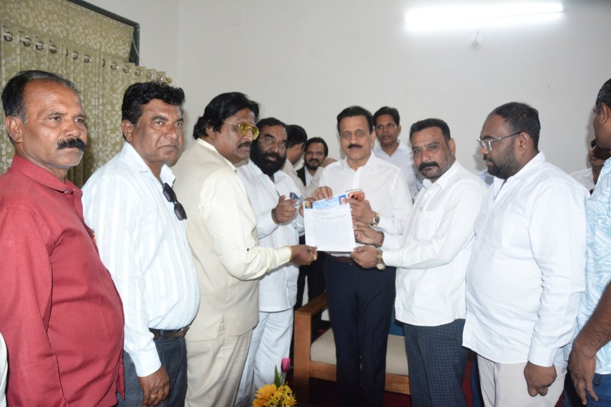 नाशिक ओझर विमानतळाला कर्मवीर दादासाहेब गायकवाड यांचे नाव देण्याची मागणी; मंत्री गिरीश महाजन यांना निवेदन