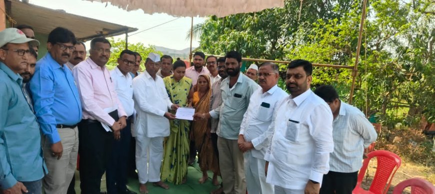 मंत्री नरहरी झिरवाळ यांच्याकडून दरगोडे कुटुंबाचे सांत्वन; ४५ लाखांचा धनादेश सुपूर्द