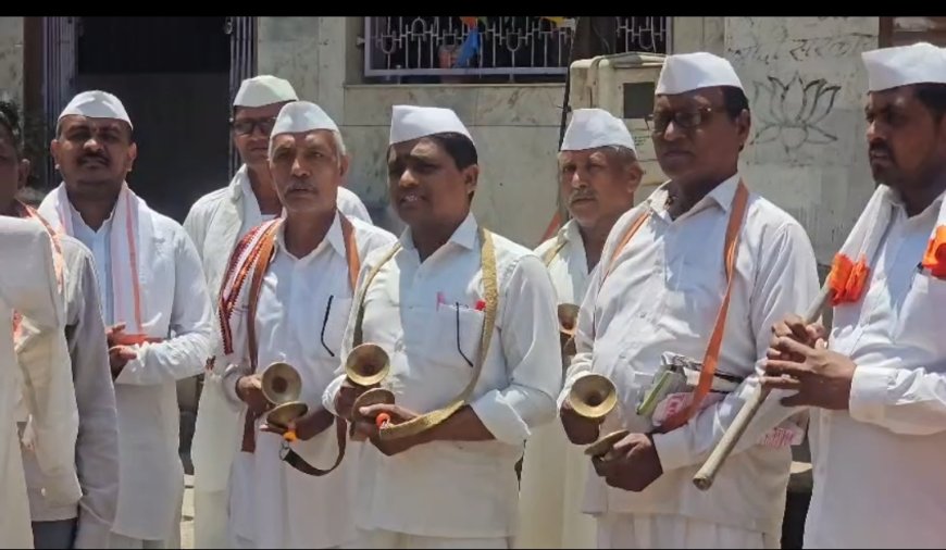 शरद पवार यांच्या वक्तव्यावर बुलढाण्यात वारकरी आक्रमक; भजन करत आंदोलन, पुतळा जाळून निषेध