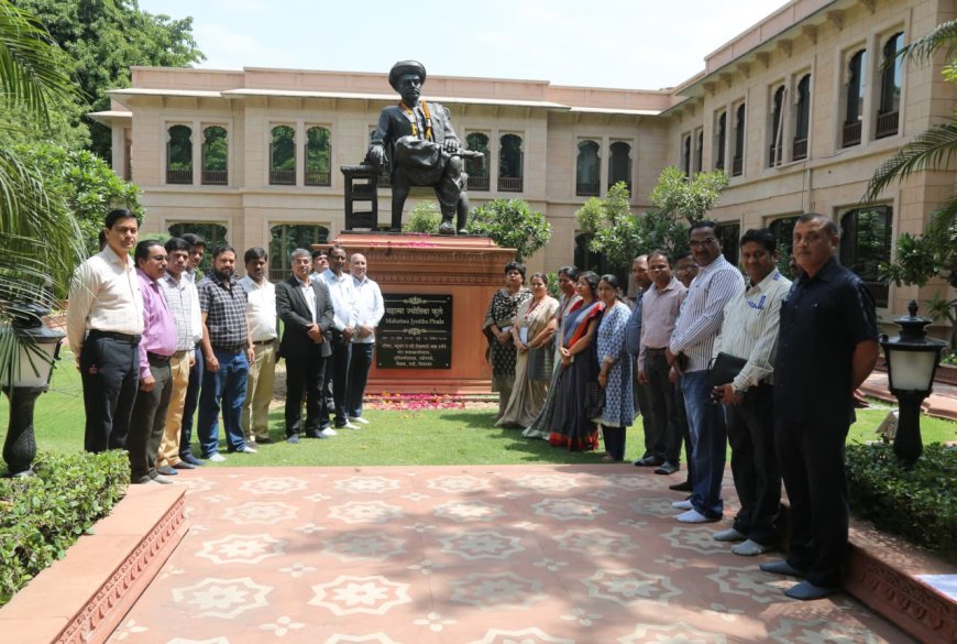 राजधानीत महात्मा फुले जयंतीनिमित्त अभिवादन; महाराष्ट्र सदनात पुष्पांजली अर्पण