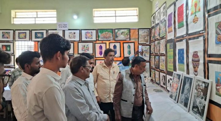 रवींद्रनाथ टागोर चित्रकला महाविद्यालयात विद्यार्थ्यांच्या कलागुणांचा देखणा आविष्कार