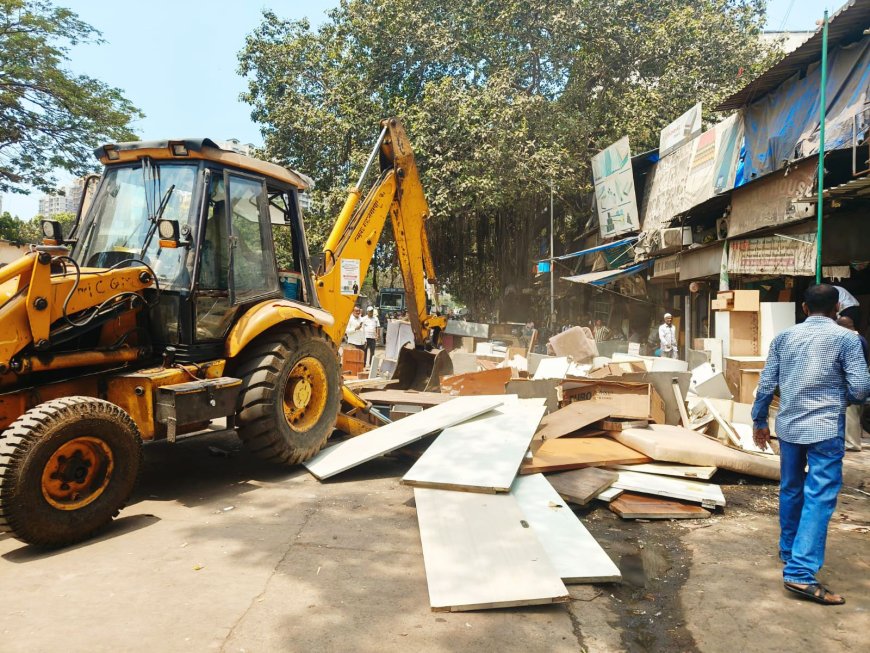 मौलाना शौकत अली मार्गावरील अतिक्रमणांवर BMCची धडक कारवाई; फर्निचर विक्रेत्यांचे निष्कासन