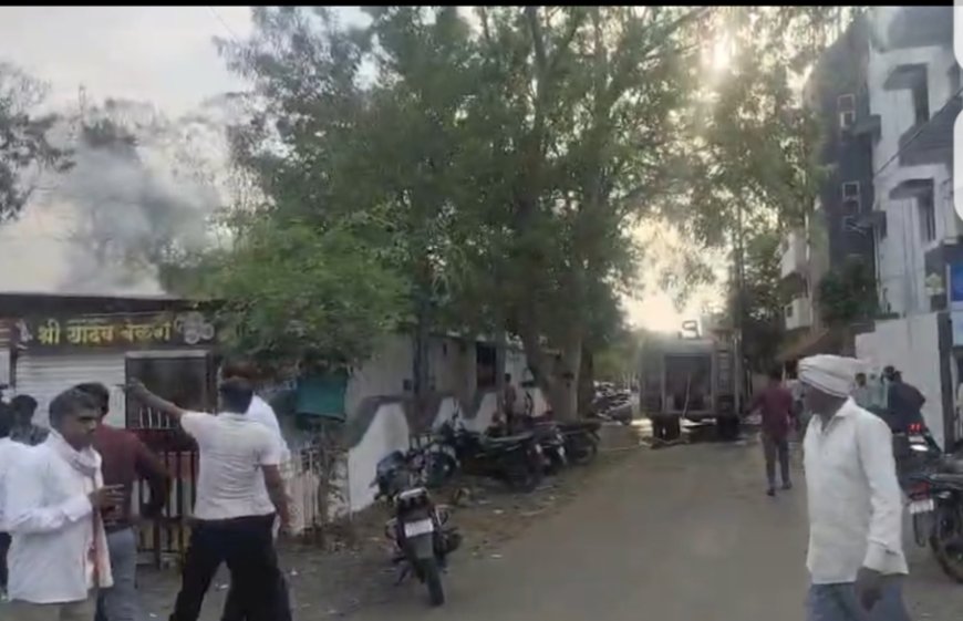 शेगावमध्ये माने चौपाटीवर भीषण आग; सिलेंडरचे दोन स्फोट, परिसरात घबराट
