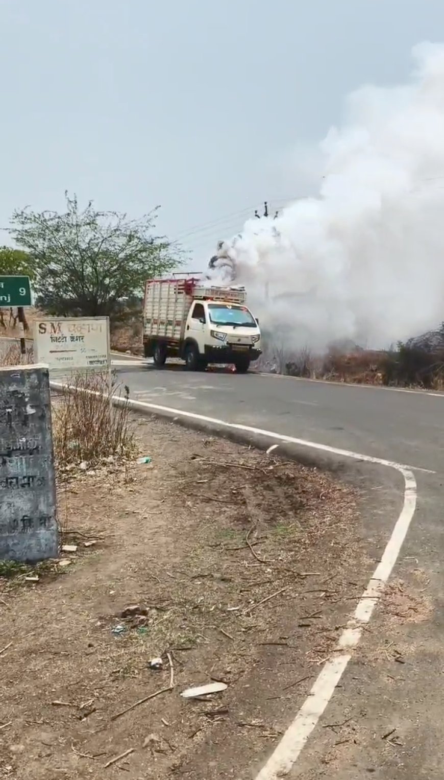 धडधडत्या उन्हात फटाक्यांच्या गाडीला भीषण आग; सुदैवाने मोठी जीवितहानी टळली