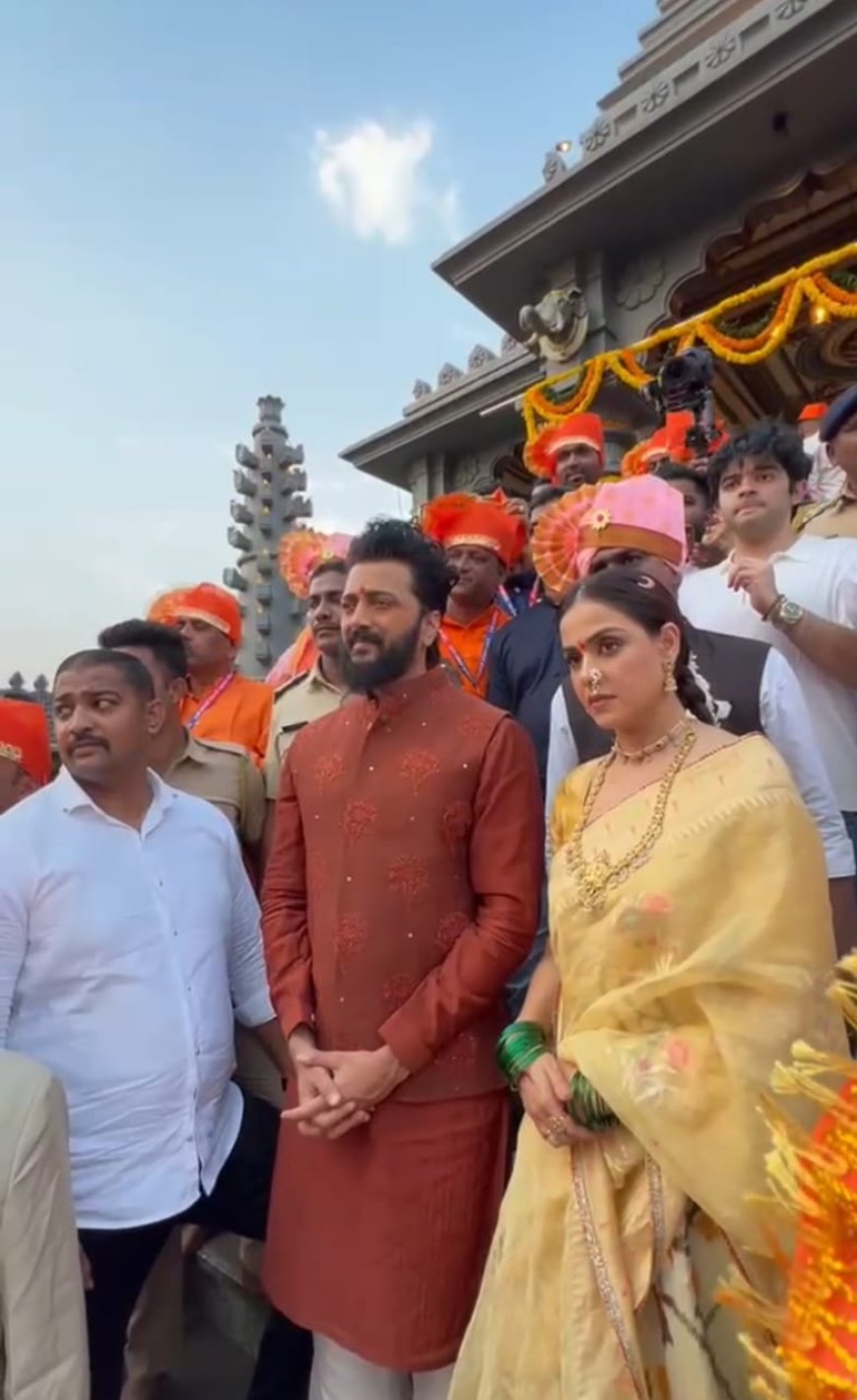 ‘राजा शिवाजी’ चित्रपटाच्या प्रदर्शनापूर्वी रितेश-जिनिलिया देशमुख यांचे भिवंडीतील छत्रपती शिवाजी महाराज मंदिरात दर्शन