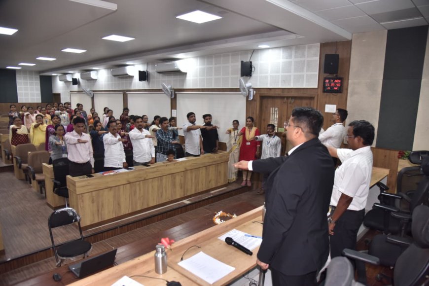 प्रशासकीय कामकाजात संवेदनशीलता आणि प्रामाणिकपणा जपा; सेवा हक्क दिनी जिल्हाधिकारी डॉ. विजय राठोड यांचे आवाहन
