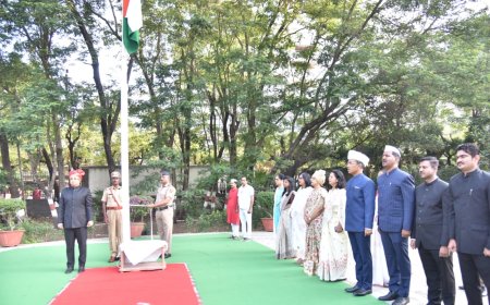 स्वराज्य भवन येथे जिल्हाधिकारी डॉ. विजय राठोड यांच्या हस्ते महाराष्ट्र दिनानिमित्त ध्वजारोहण उत्साहात संपन्न