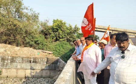 घाटकोपरच्या लक्ष्मीनगर नाल्यात कचऱ्याचा ढिग; शिवसेना (उबाठा)चे धरणे आंदोलन