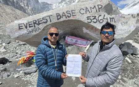 करवीर हायकर्सच्या सात सदस्यांची ‘एव्हरेस्ट बेस कँप’ मोहीम यशस्वी; तिरंगा फडकवत संविधान उद्देशिकेचे प्रदर्शन
