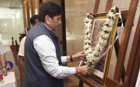 स्वातंत्र्यवीर सावरकर जयंतीनिमित्त मंत्री मंगल प्रभात लोढा यांचे मंत्रालयात अभिवादन