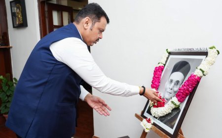 मुख्यमंत्री देवेंद्र फडणवीस यांच्याकडून स्वातंत्र्यवीर सावरकरांना अभिवादन