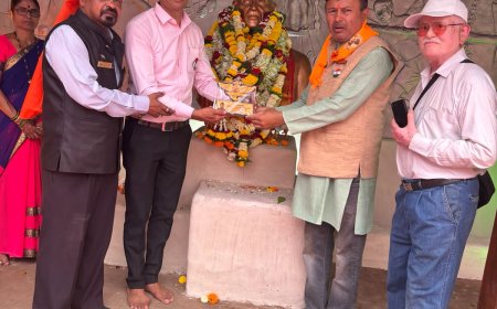 स्वातंत्र्यवीर सावरकरांच्या जयंतीनिमित्त भगूर येथे अभिवादनासाठी सावरकर प्रेमींची मोठी गर्दी