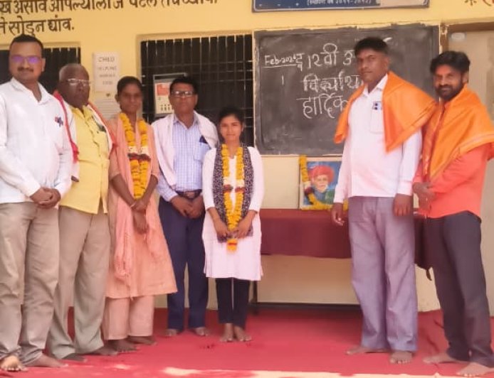 रामदास आठवले कनिष्ठ महाविद्यालयाचा बारावी निकाल ८२ टक्के; गुणवंत विद्यार्थ्यांचा उत्साहात सत्कार
