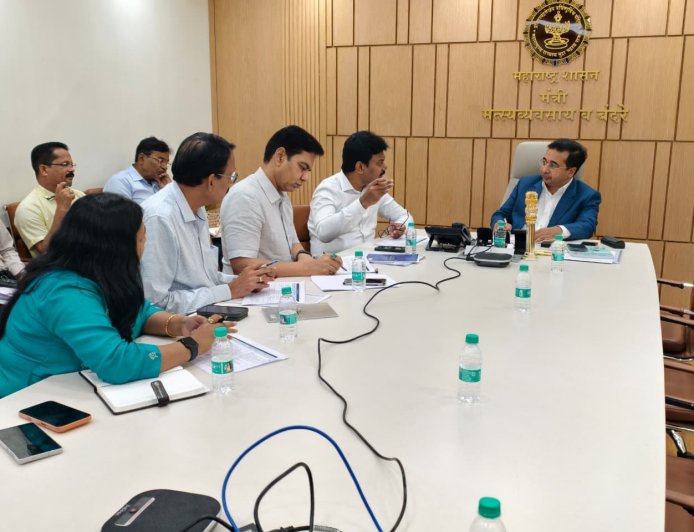 ५६ हजार कोटींच्या सागरी प्रकल्पांना गती द्या; सिंधुदुर्गातील वीज-पाणीपुरवठा तातडीने सुरळीत करा – मंत्री नितेश राणे