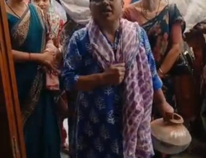 बुलढाणा नगर परिषदेवर महिलांचा घागर मोर्चा; पाणीटंचाईवरून प्रशासनाविरोधात तीव्र संताप