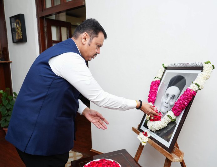 मुख्यमंत्री देवेंद्र फडणवीस यांच्याकडून स्वातंत्र्यवीर सावरकरांना अभिवादन