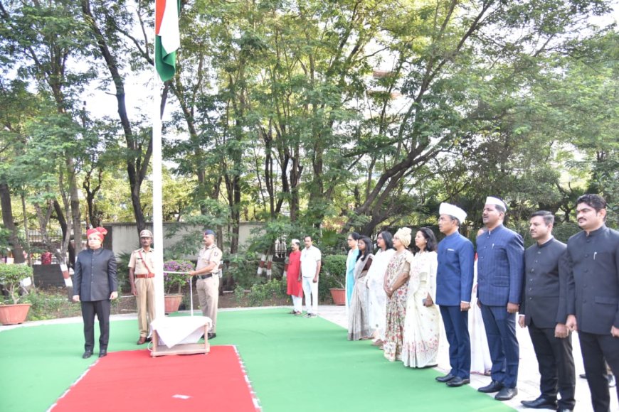 स्वराज्य भवन येथे जिल्हाधिकारी डॉ. विजय राठोड यांच्या हस्ते महाराष्ट्र दिनानिमित्त ध्वजारोहण उत्साहात संपन्न