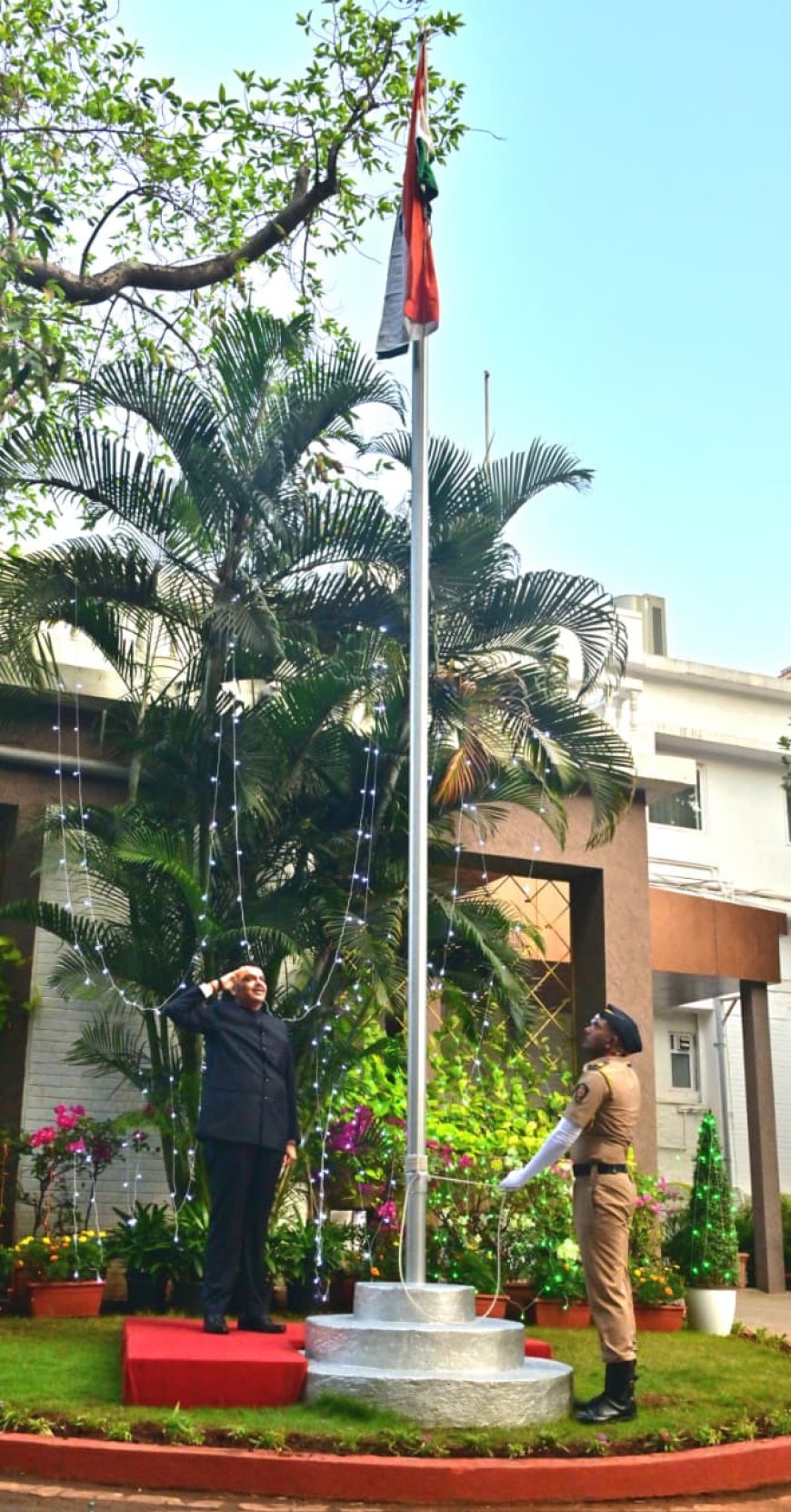महाराष्ट्र दिनानिमित्त मुख्यमंत्री देवेंद्र फडणवीस यांच्या हस्ते वर्षा निवासस्थानी ध्वजवंदन