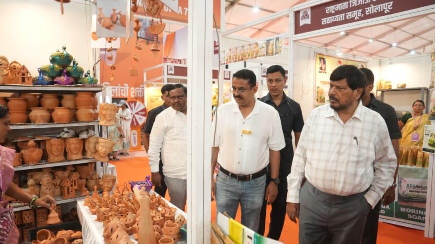 केंद्रीय मंत्री रामदास आठवले यांच्याकडून ‘महालक्ष्मी सरस’चे कौतुक; उमेदच्या उत्पादनांची चव पोहोचणार मंत्र्यांच्या किचनमध्ये