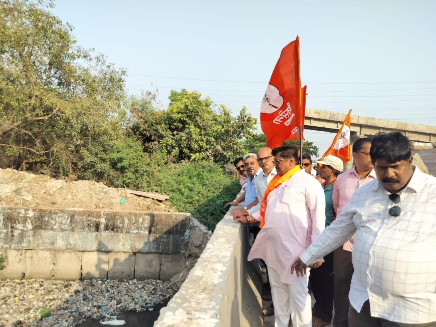 घाटकोपरच्या लक्ष्मीनगर नाल्यात कचऱ्याचा ढिग; शिवसेना (उबाठा)चे धरणे आंदोलन