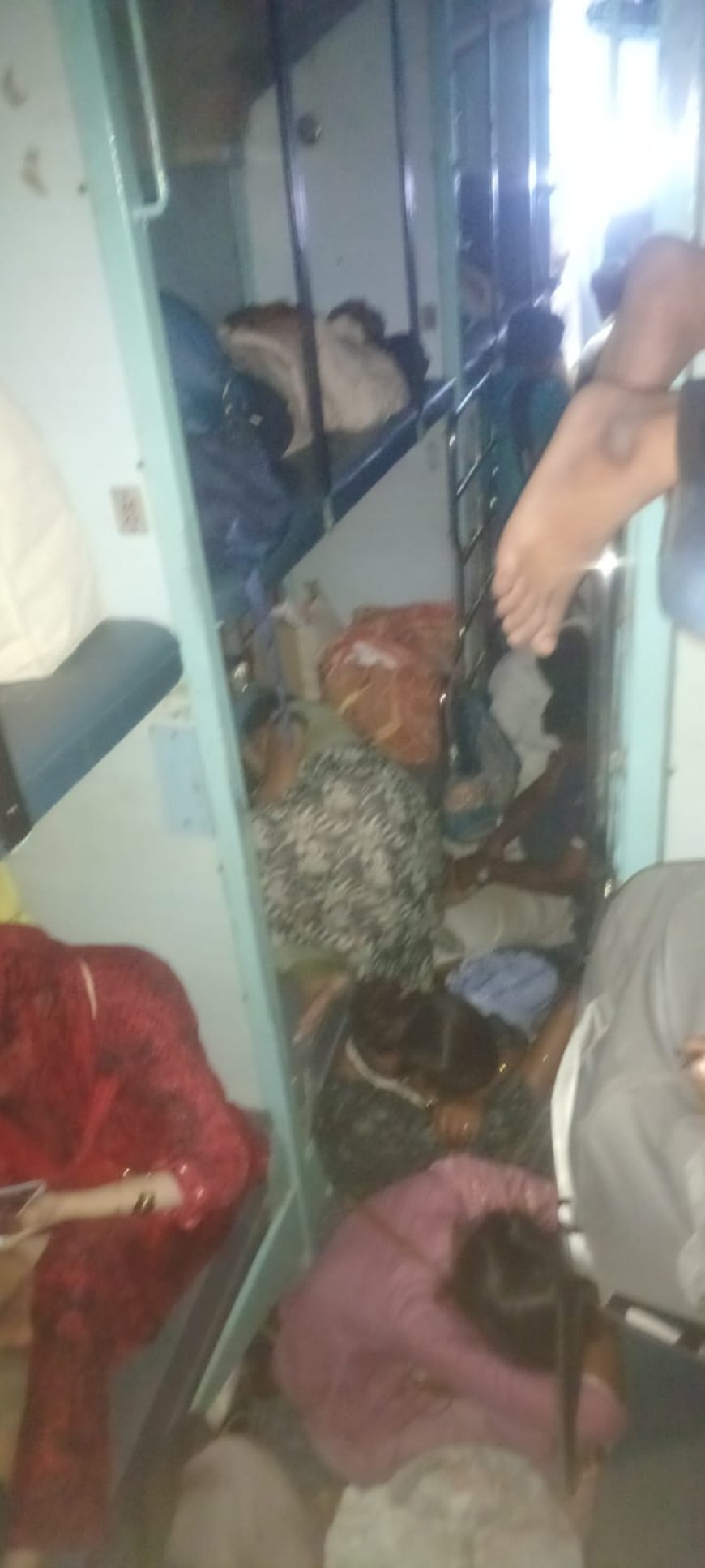 लातूर-मुंबई ट्रेन क्रमांक 22108 मध्ये प्रचंड गर्दी; प्रवाशांच्या सुरक्षिततेचा प्रश्न ऐरणीवर