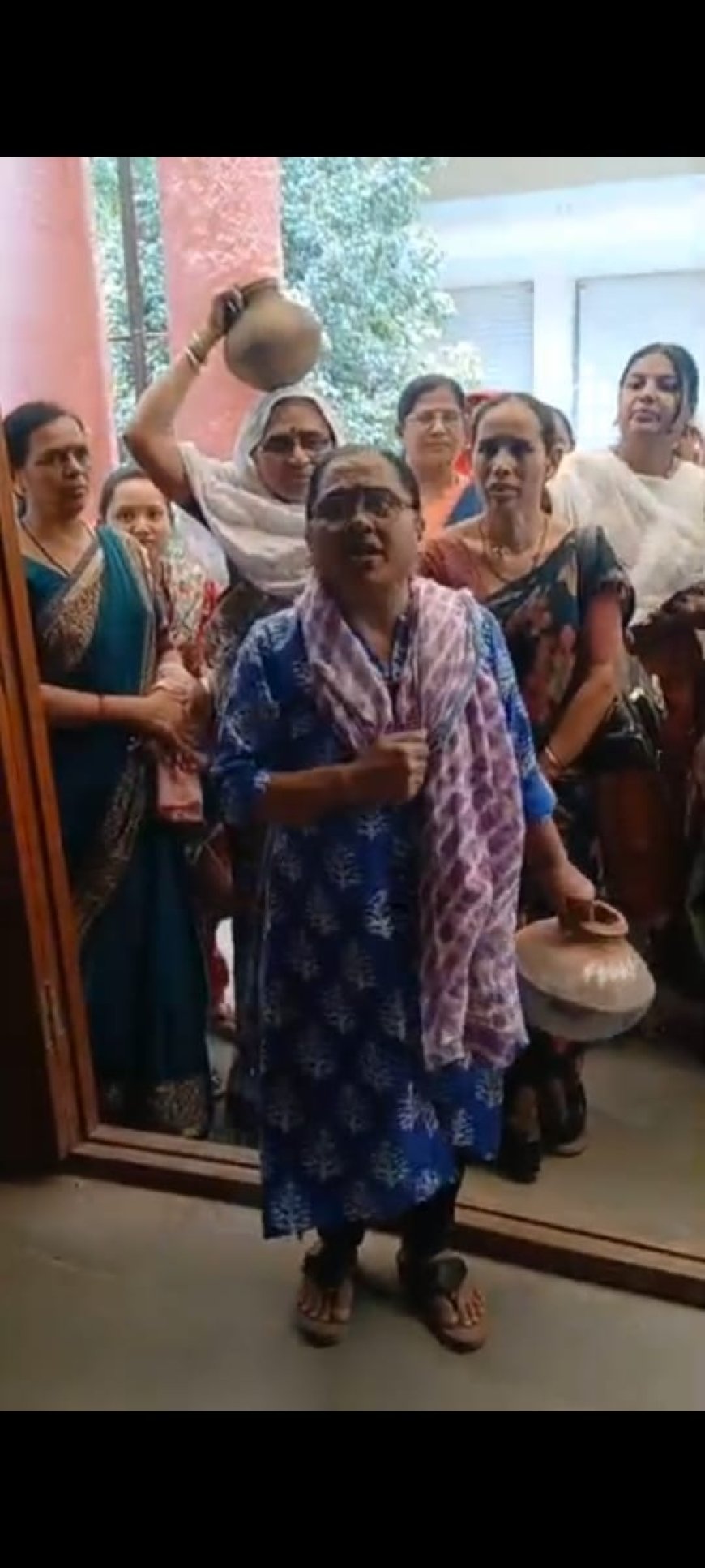 बुलढाणा नगर परिषदेवर महिलांचा घागर मोर्चा; पाणीटंचाईवरून प्रशासनाविरोधात तीव्र संताप